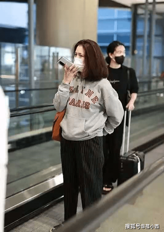 个性 “袁咏仪”穿得越佛系越高级，卫衣配凉拖鞋个性时髦，气场无敌了