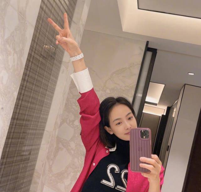 黑色 宋茜出道12周年，穿红黑撞色晒美照，明艳帅气太吸睛