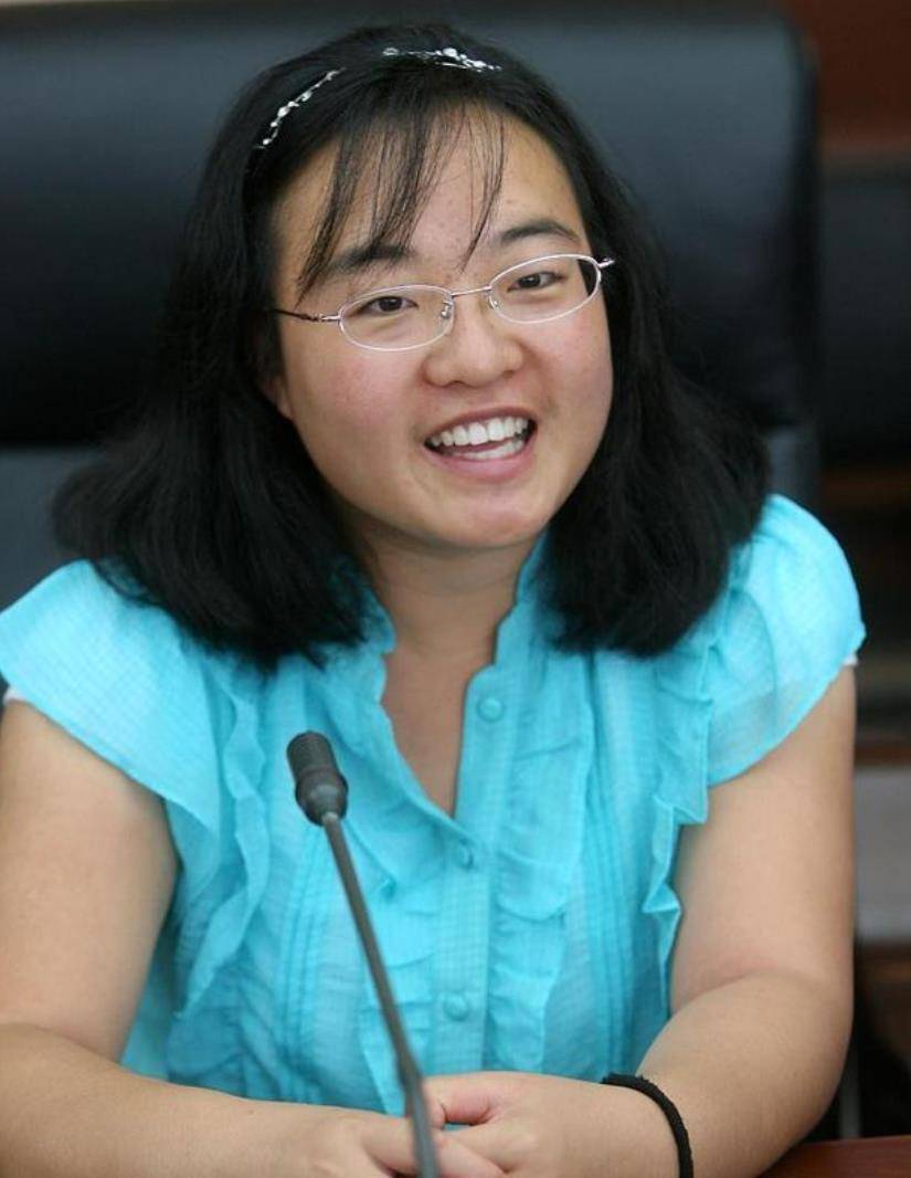 服装 魏敏芝不愧是最低调的谋女郎，穿衣朴素还不爱化妆，活得挺真实的