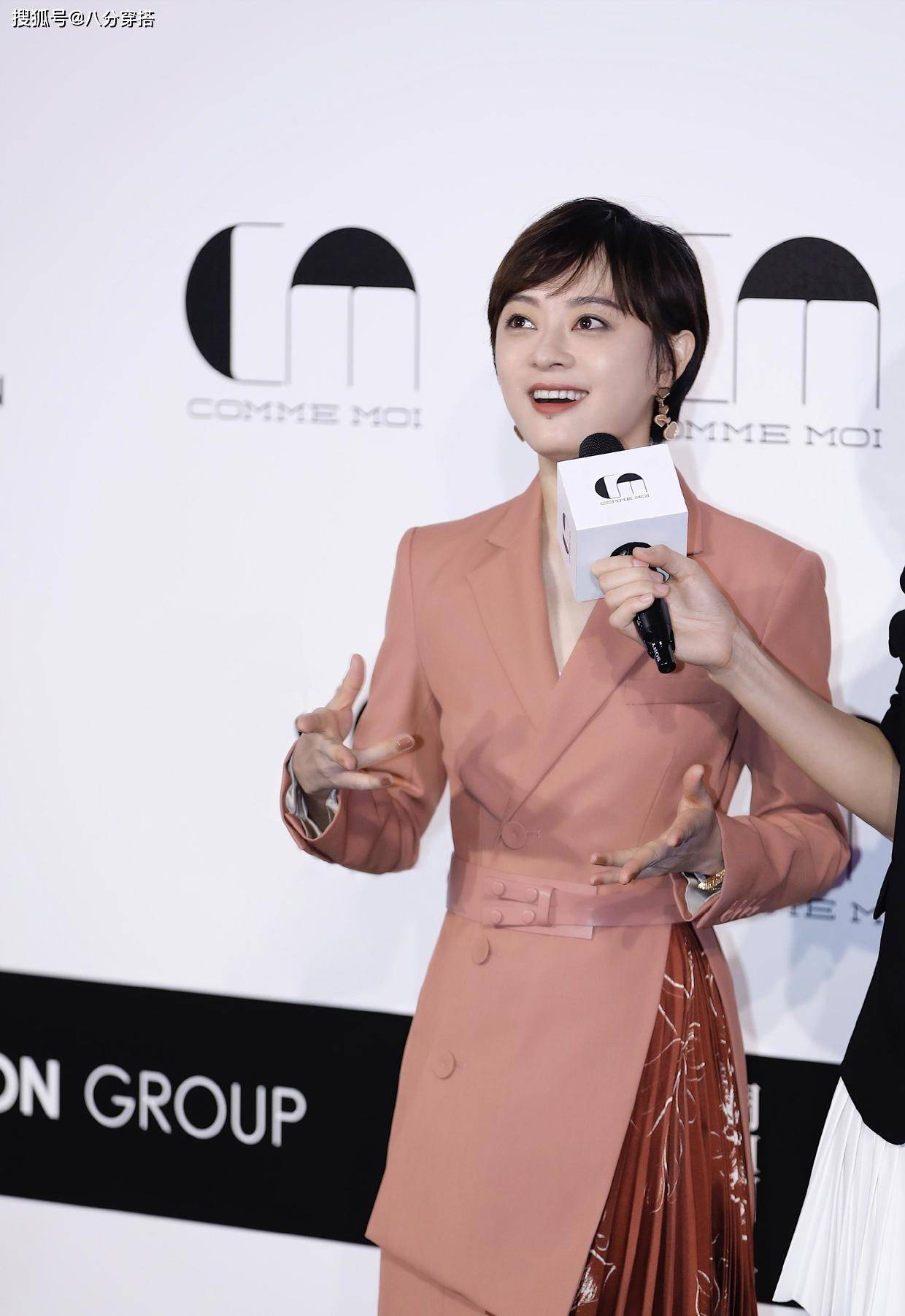 个性 秋冬穿搭还得看孙俪,穿藕粉色西装裙温柔又高级,变身职场时髦精