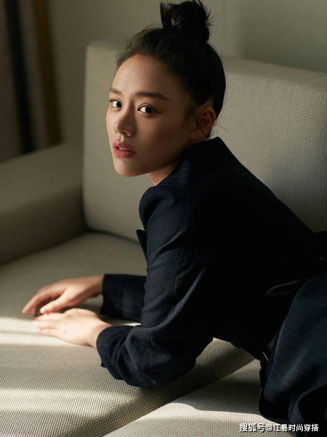 设计 马思纯瘦了以后就是任性!比例不输模特,穿三分西装裙太惹眼