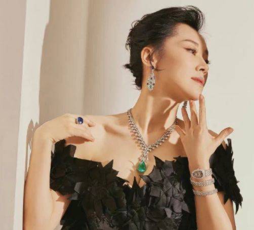 品牌 许晴身材太让人惊艳！穿紧身裙水蛇腰瞩目，生图白到发光妩媚撩人