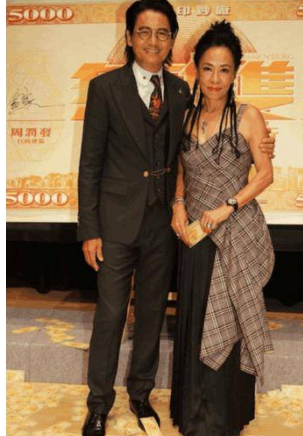 颜色 周润发夫妇同框亮相,陈荟莲戴金链阔太范十足,发哥依然像是40岁