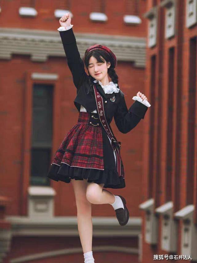 进行 有一种搭配叫“洛丽塔+缎带”，远看像服务员，近看却显贵气