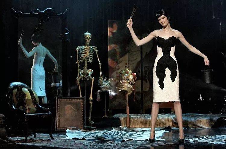 戏剧性 如此戏剧性的舞台表演，原来都是时装秀！