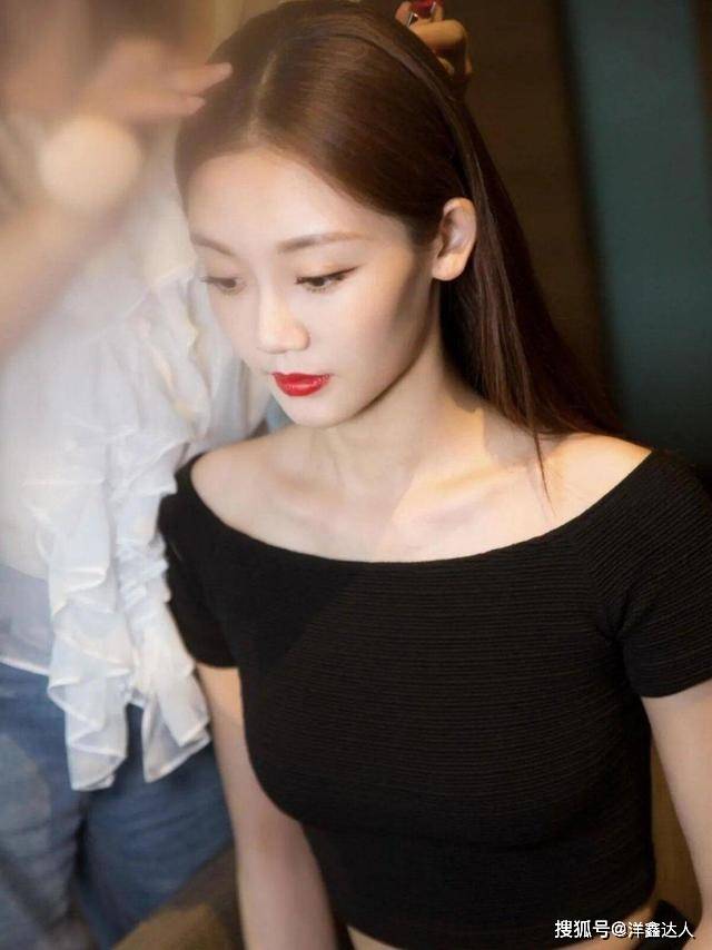 郑恺的妻子穿起鱼尾裙是真美身材曲线很吸睛显瘦又洋气