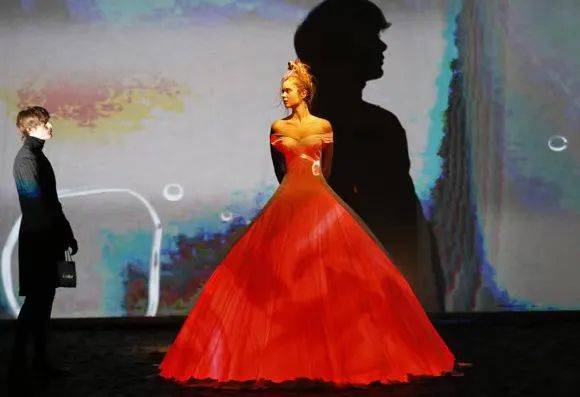 戏剧性 如此戏剧性的舞台表演，原来都是时装秀！