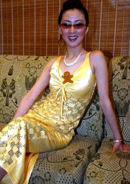 设计 汤加丽穿粉色吊带裙上综艺，好身材才能“露”，发型减龄又可爱