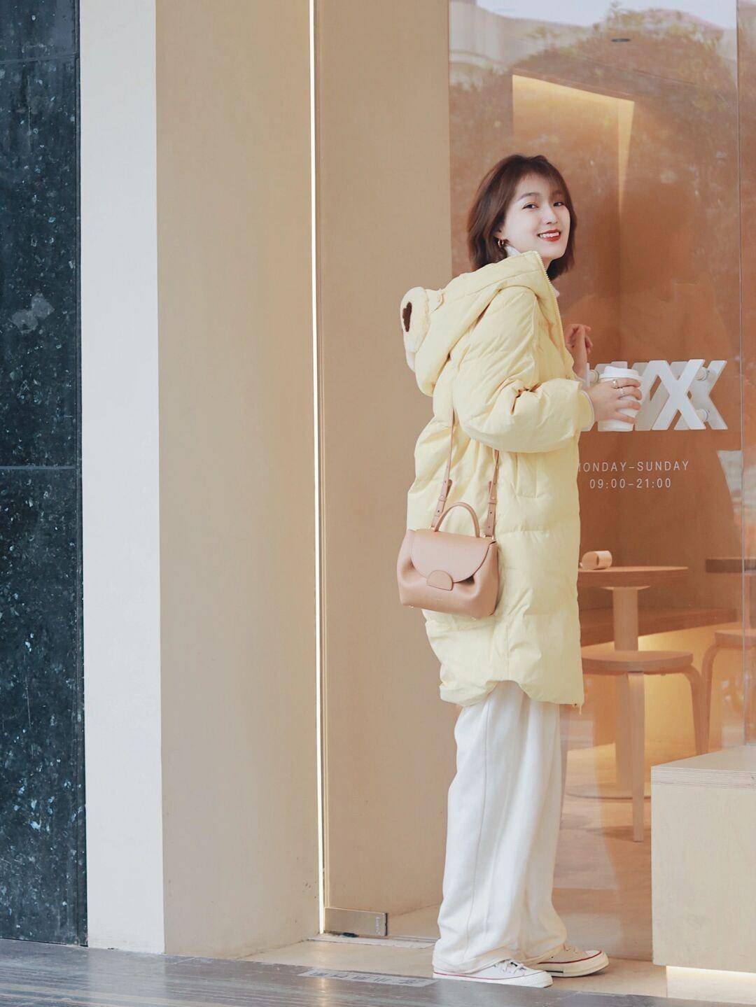 女生 秋冬穿搭指南!奶黄色连帽棉服+白色高领毛衣,保暖又时髦
