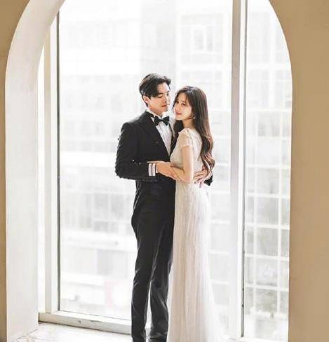 发型韩剧《顶楼3》秀莲洛根李订婚照，白长裙配女神发型，直击直男心