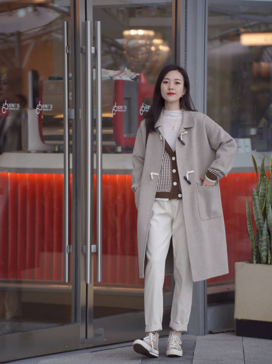 下半身 秋冬季的大衣搭配技巧,内搭黑色针织衫和白色牛仔裤,高级又时髦