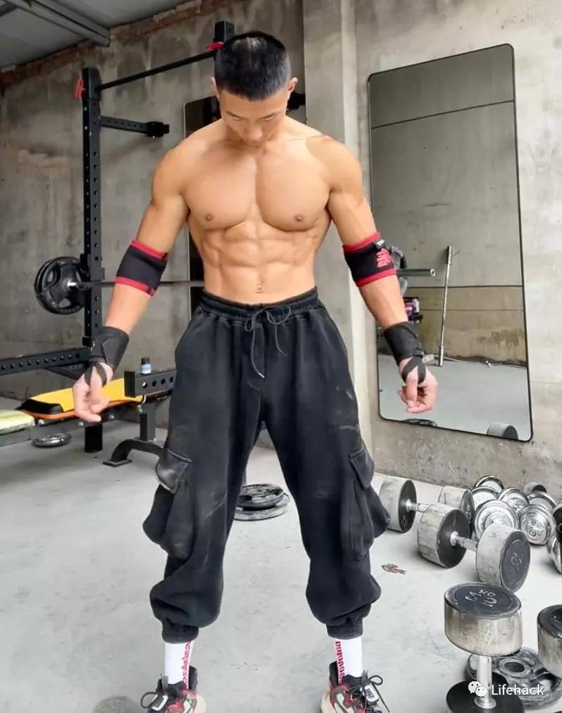 锻炼|农村小伙疯狂秀肌肉，身材碾压99%健身教练