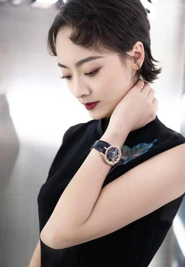 手表 孙铱气质真迷人，身穿黑色旗袍出席活动，搭配红唇分外有高级感！