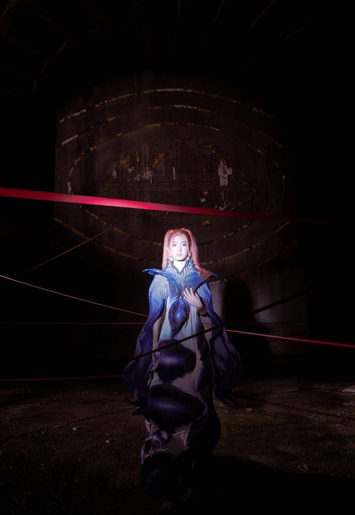 设计 孟美岐的颜值真高啊，穿酷炫的独特蓝色服装，妆容奇怪也能驾驭