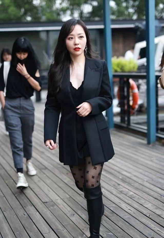 整体 张靓颖不到40就开始发福,穿西装配黑丝气质变了样,看着更有韵味