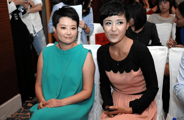 显得 袁立把“微胖美精髓”穿出来了,绿色连衣裙清爽简约,自信又温柔