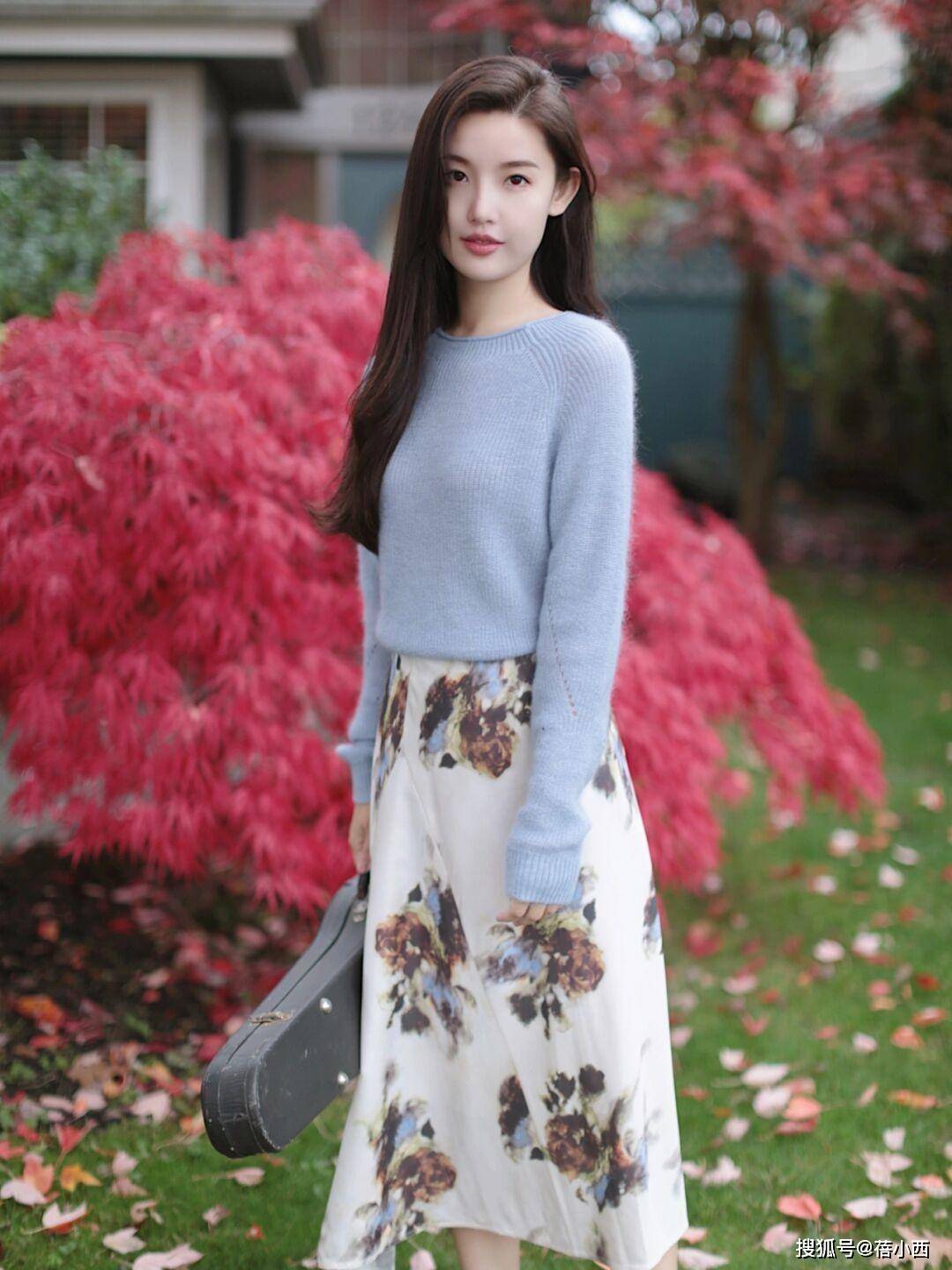 整体 今年建议多穿“针织衫”和“半身裙”,学会这样搭,优雅到骨子里