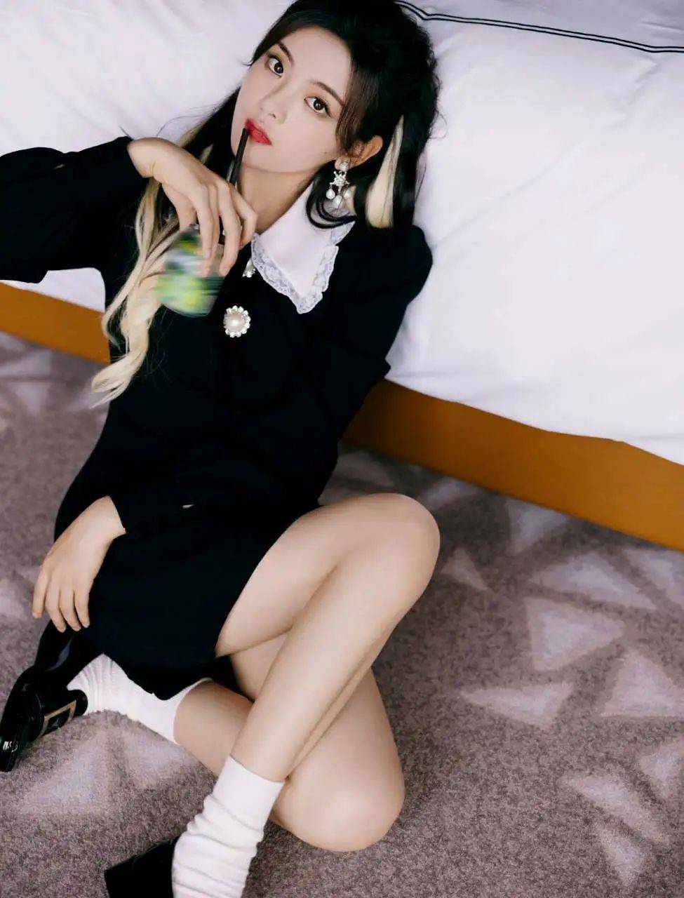 黑色 天才美少女：杨超越-多款穿搭显气质，双马尾的白色连衣裙更抢眼