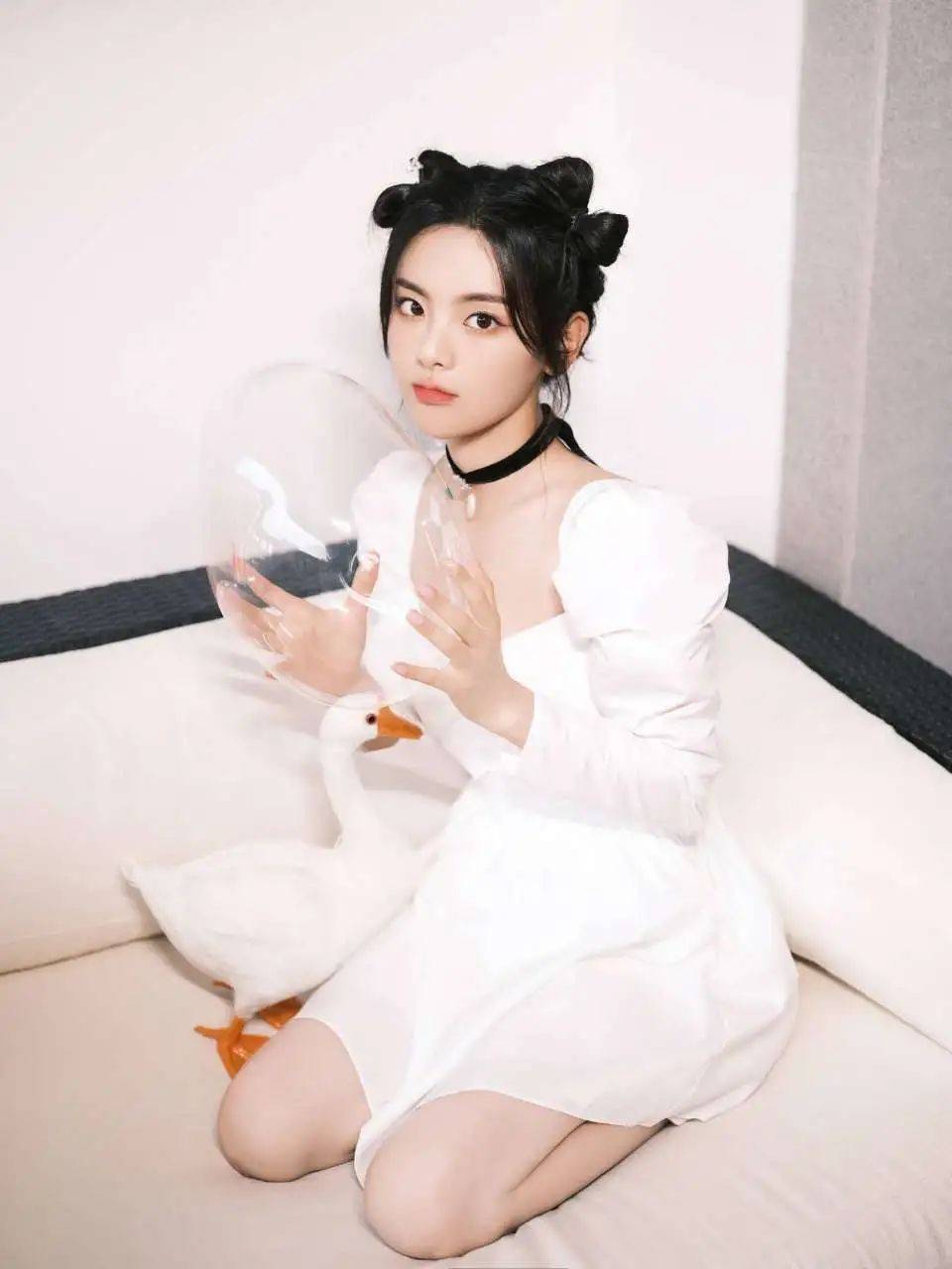 黑色 天才美少女：杨超越-多款穿搭显气质，双马尾的白色连衣裙更抢眼