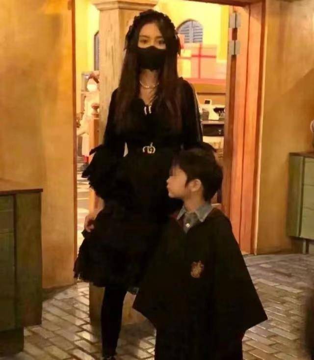 整体 baby带小海绵游迪士尼，穿黑色LO裙小蛮腰抢镜，和儿子同框像姐弟
