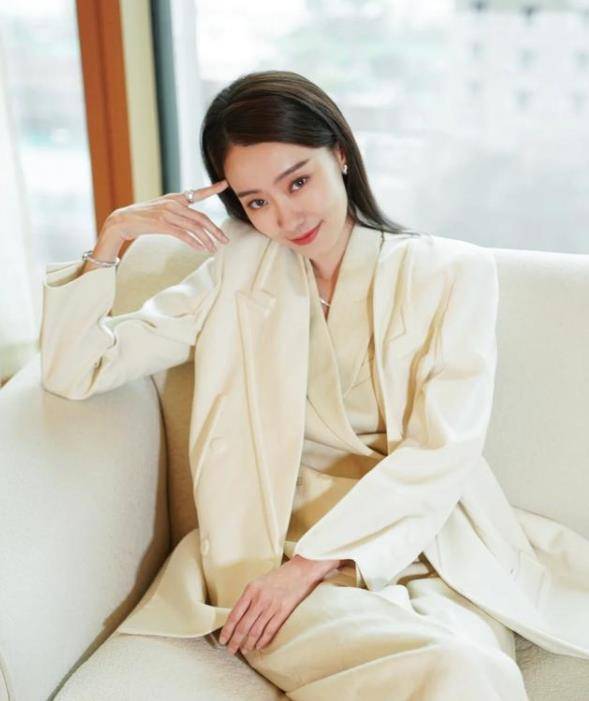 张小斐 张小斐火了后衣品真高级，一身牛仔穿搭简洁大气，明星范十足