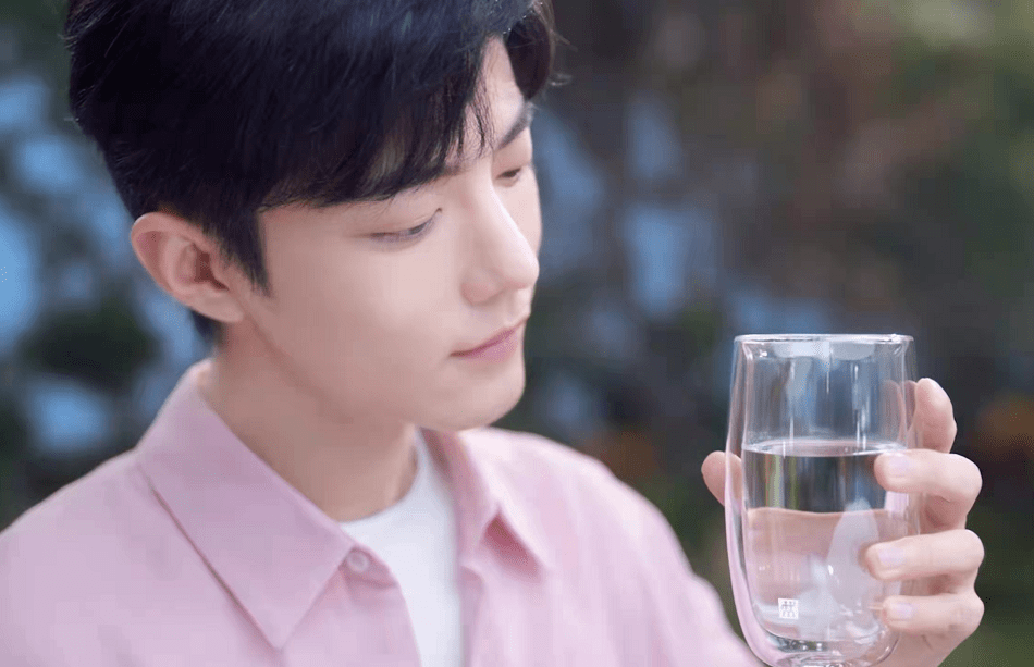 卫衣 肖战和粉色的适配度有多高？粉丝：他就是温柔本身！