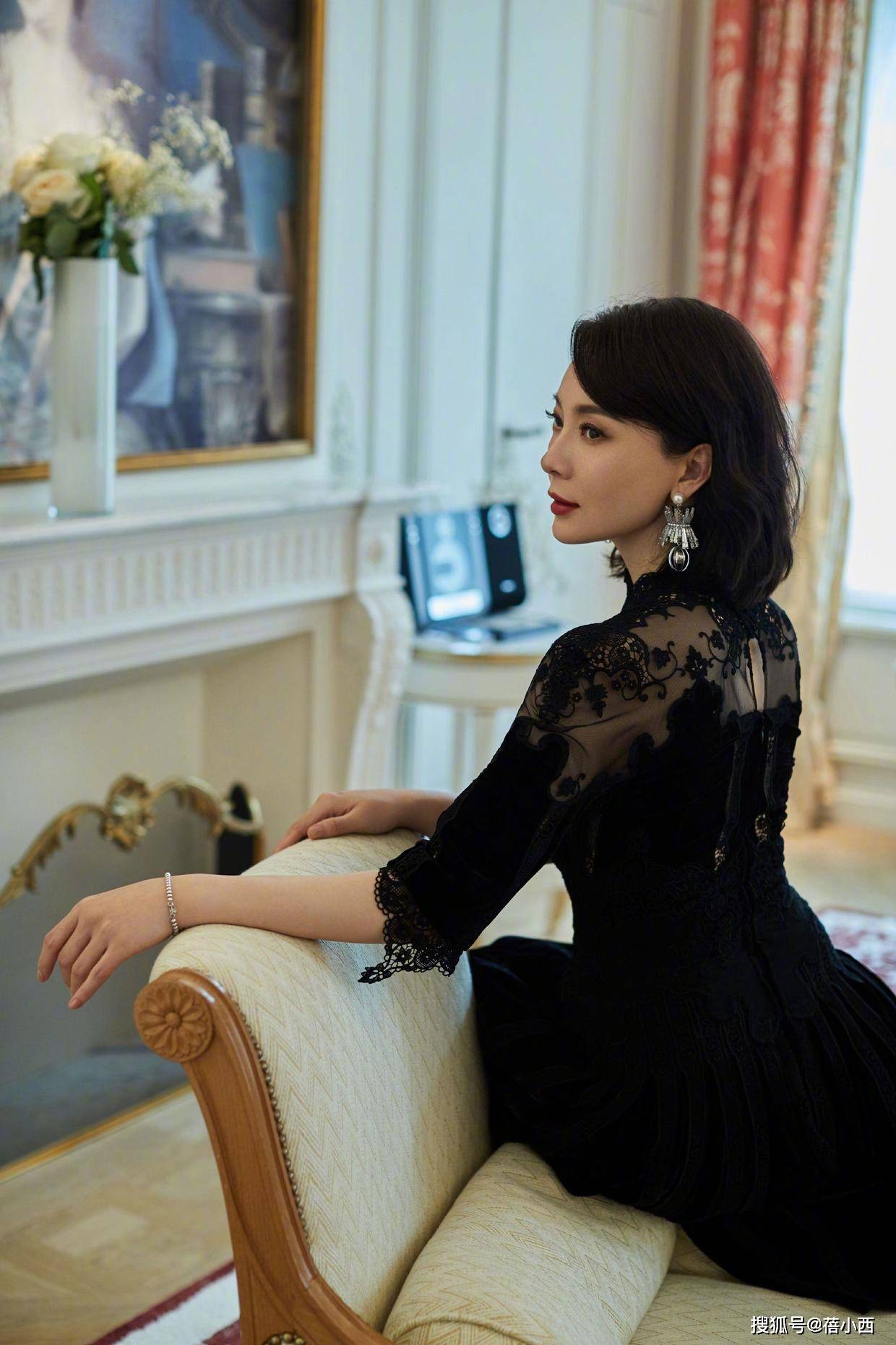 西装 陈数穿出了中年女性想要的高级感,一袭黑色丝绒连衣裙,气质惊艳