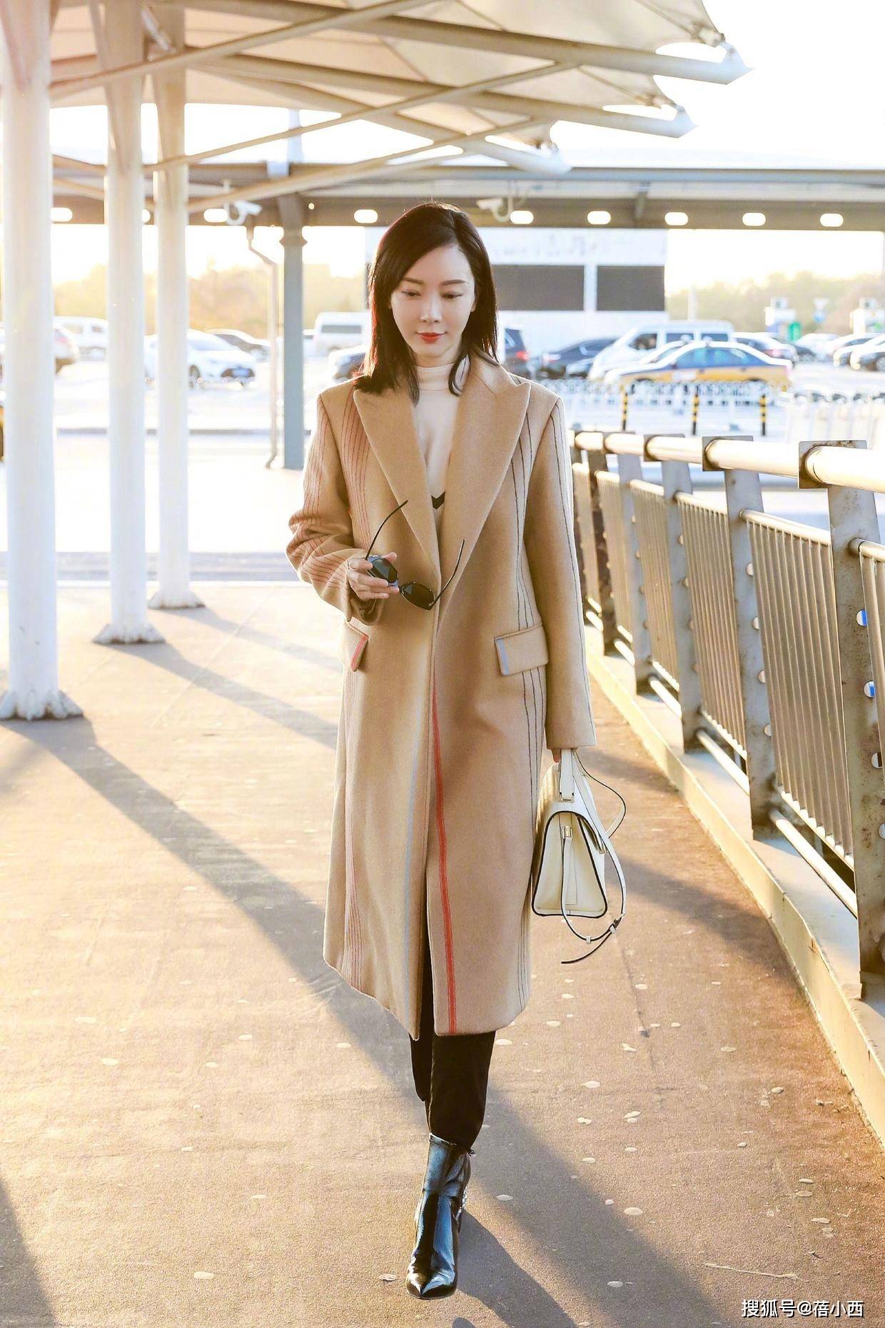 西装 陈数穿出了中年女性想要的高级感,一袭黑色丝绒连衣裙,气质惊艳