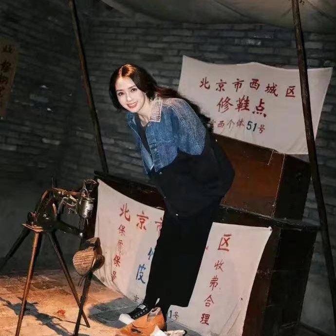 郭碧婷|二胎来了吗？向佐夫妇抱女儿外出，素颜郭碧婷衣着宽松腹部微隆