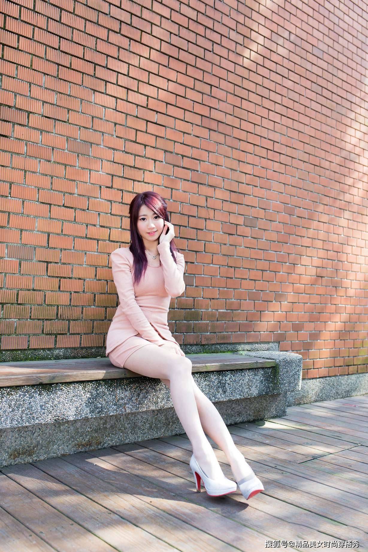 短裙 长袖小衫配短裙，露出纤细的长腿搭配白色的高跟鞋，很显优雅气质