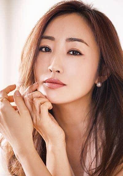 化妆品46岁日本美容研究家神崎惠出书，传授自己的冻龄经验