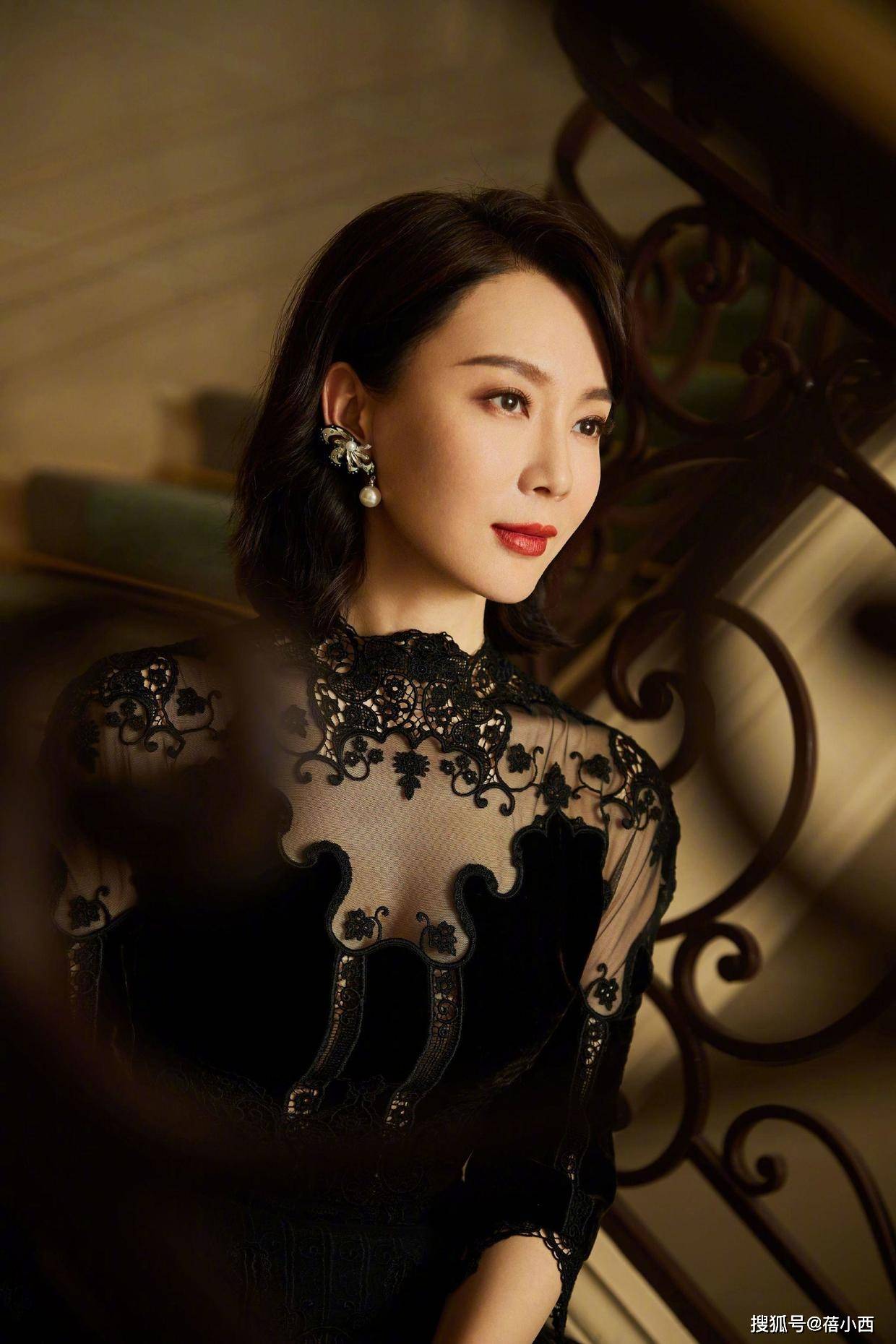 西装 陈数穿出了中年女性想要的高级感,一袭黑色丝绒连衣裙,气质惊艳