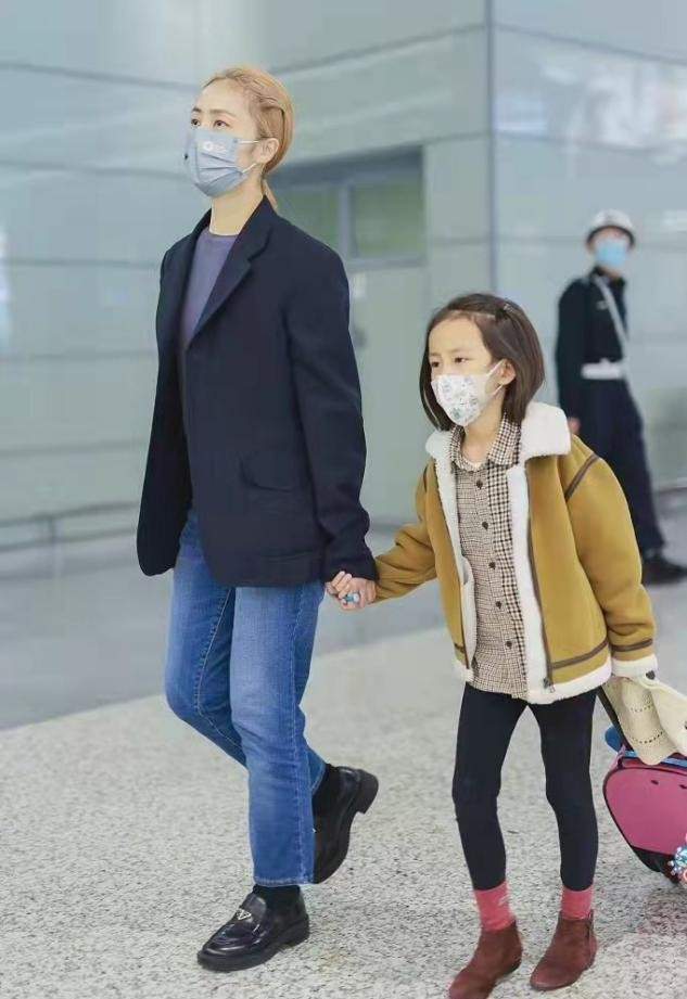 金发 黄磊一家走机场，他剪寸头像隔壁保安，孙莉染金发直接成小老太