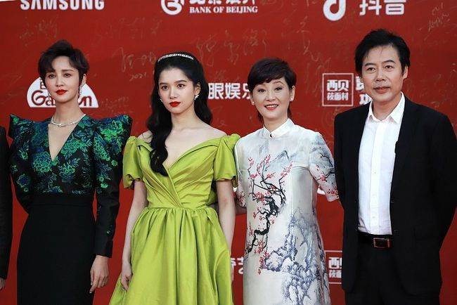 整体 徐帆一直都没变老,身材不仅没走样,连旗袍都驾驭得很完美