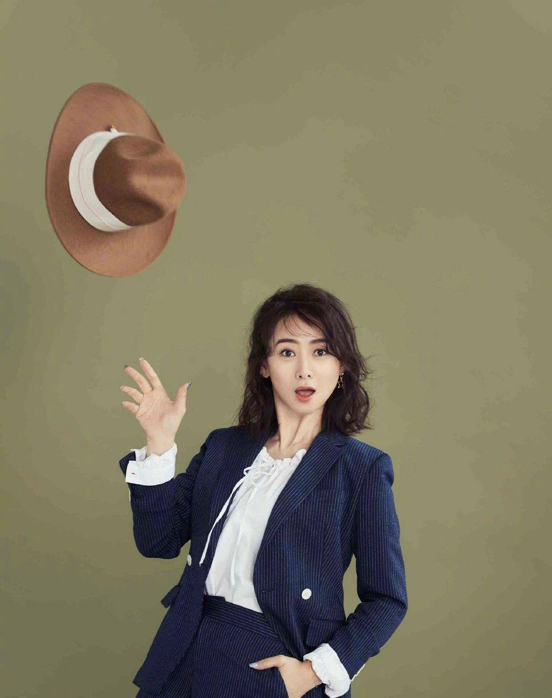 太嫩 翁虹穿粉色运动服去打球，扎低马尾辫超减龄，51岁也太嫩了吧