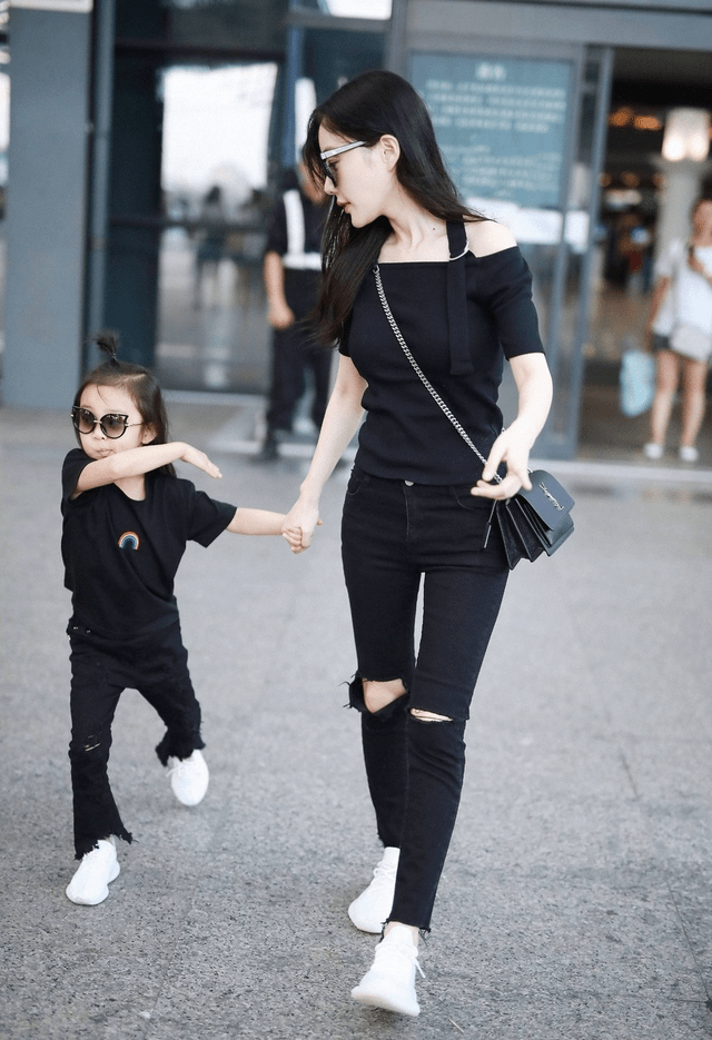 李小璐 李小璐依旧钟爱嘻哈风，黑色外套里还搭长款蕾丝外套装酷，真高调