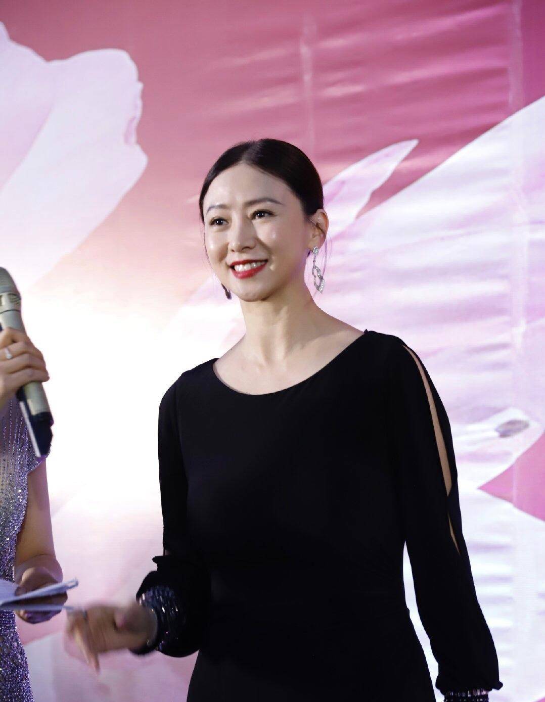 太嫩 翁虹穿粉色运动服去打球，扎低马尾辫超减龄，51岁也太嫩了吧