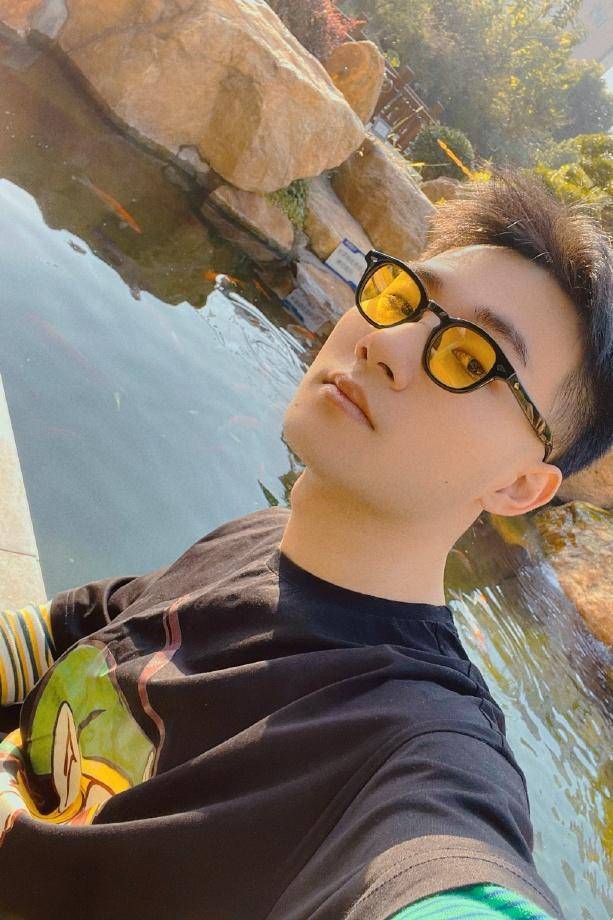 原创德云社陶阳晒自拍照帅气造型引网友热议郭德纲再也不会损他了