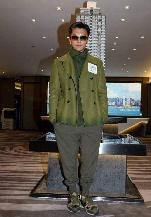 黑色 谢霆锋衣品真不错，绿色基础款穿出“高级感”，可惜价格不够亲民