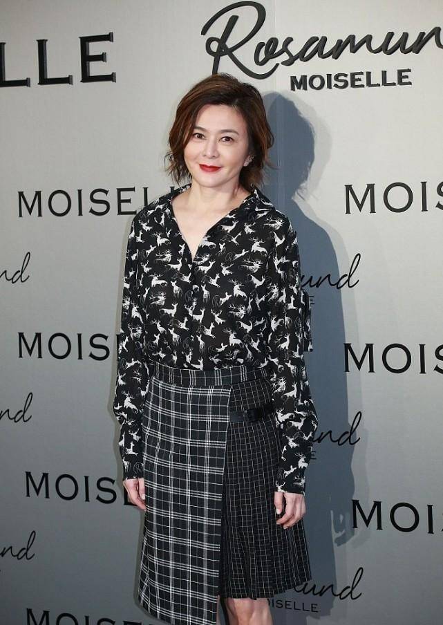 图案 关之琳有老年人的样子了,穿彩色印花裙减龄,却没遮挡住脖子