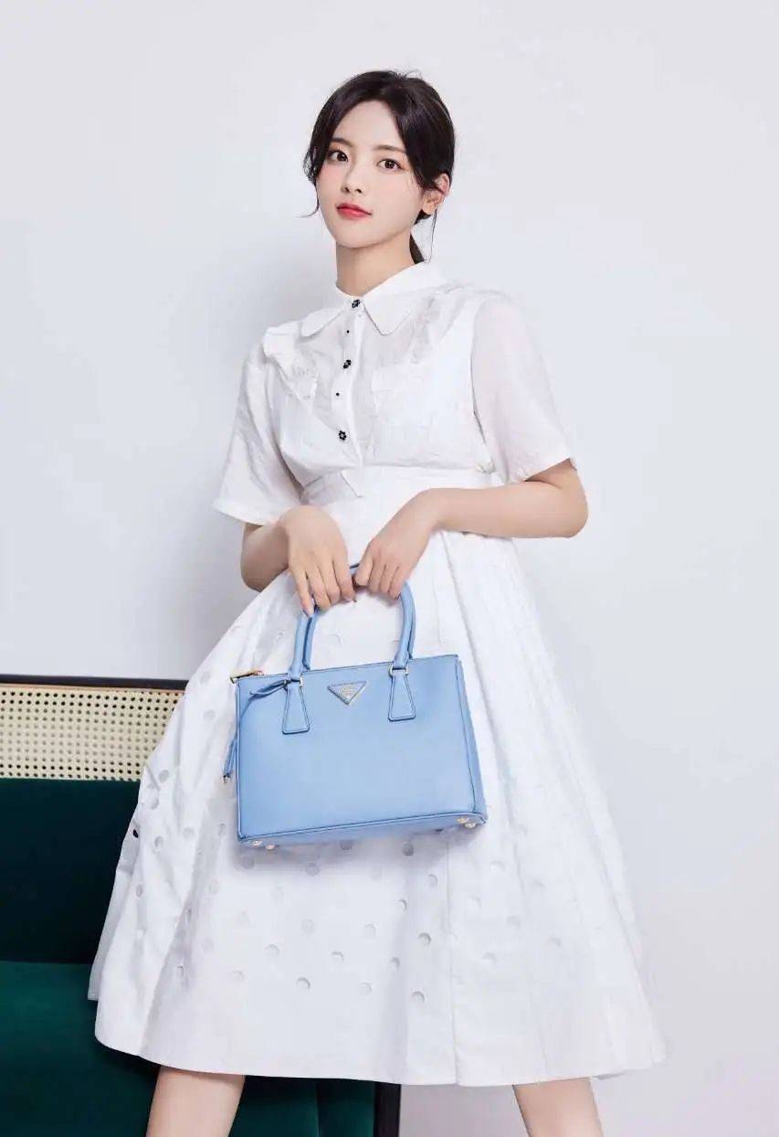 黑色 天才美少女：杨超越-多款穿搭显气质，双马尾的白色连衣裙更抢眼