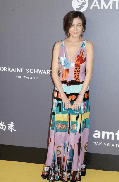 图案 关之琳有老年人的样子了,穿彩色印花裙减龄,却没遮挡住脖子