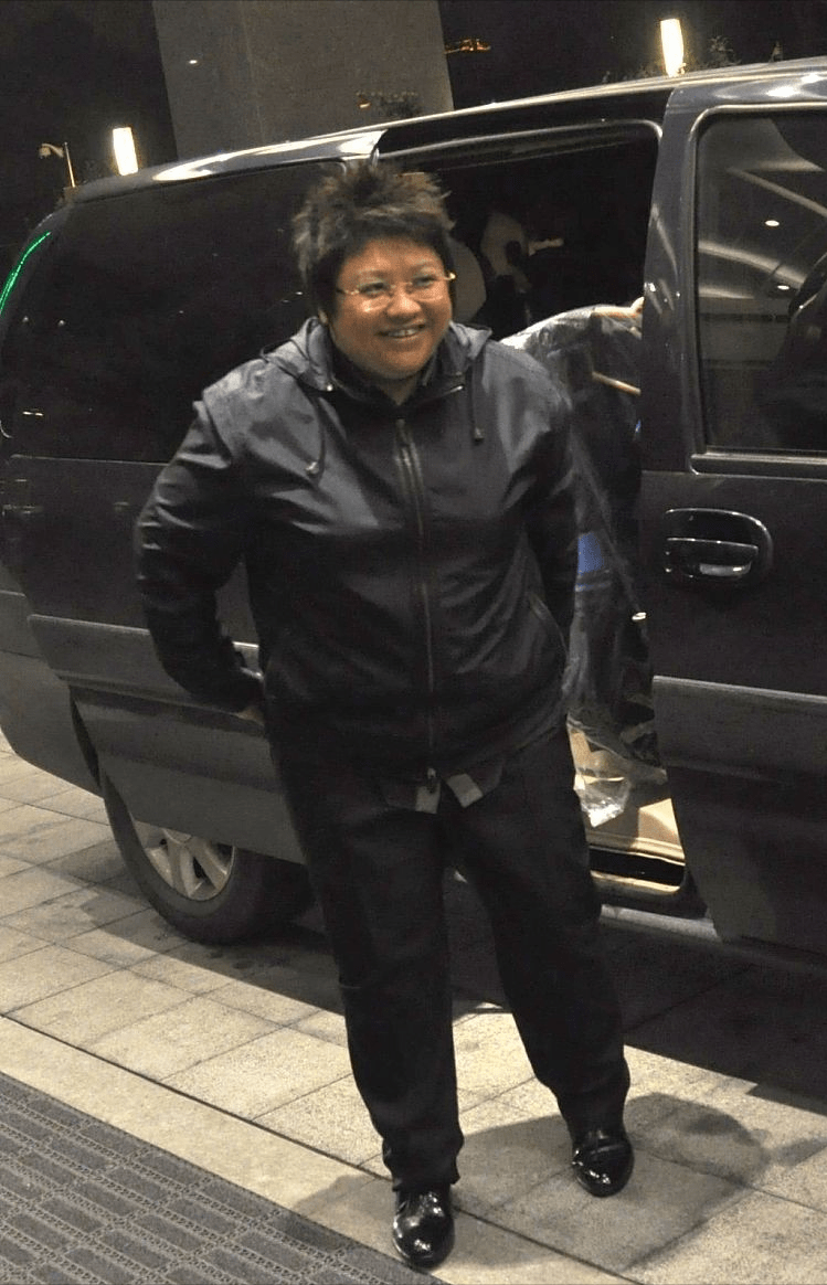 黑色 韩红下车时都这么有气质,虽然没有骨感身材,却带着一种潇洒感