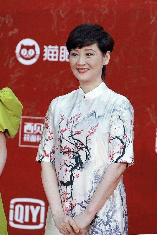 整体 徐帆一直都没变老,身材不仅没走样,连旗袍都驾驭得很完美