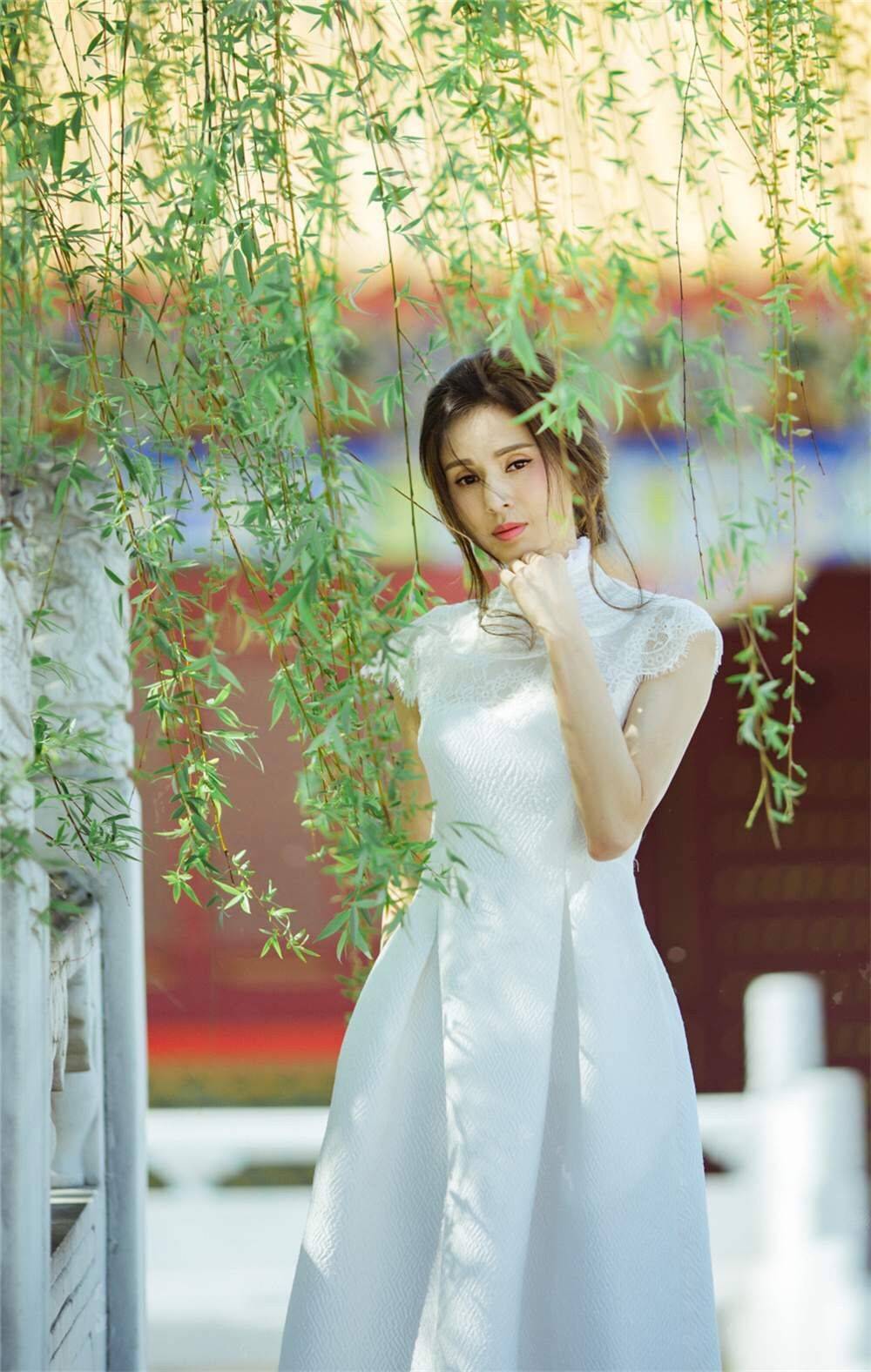 活动 李若彤出席活动被怼脸拍，穿水墨裙身材似少女，生图暴露真实年龄