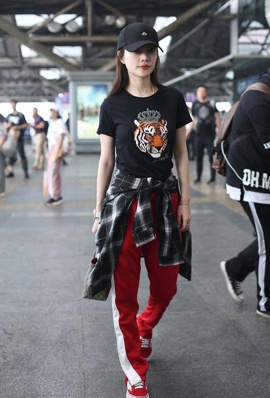 李小璐 李小璐不走甜美风也洋气，印花T恤配运动裤个性高调，抢眼时髦