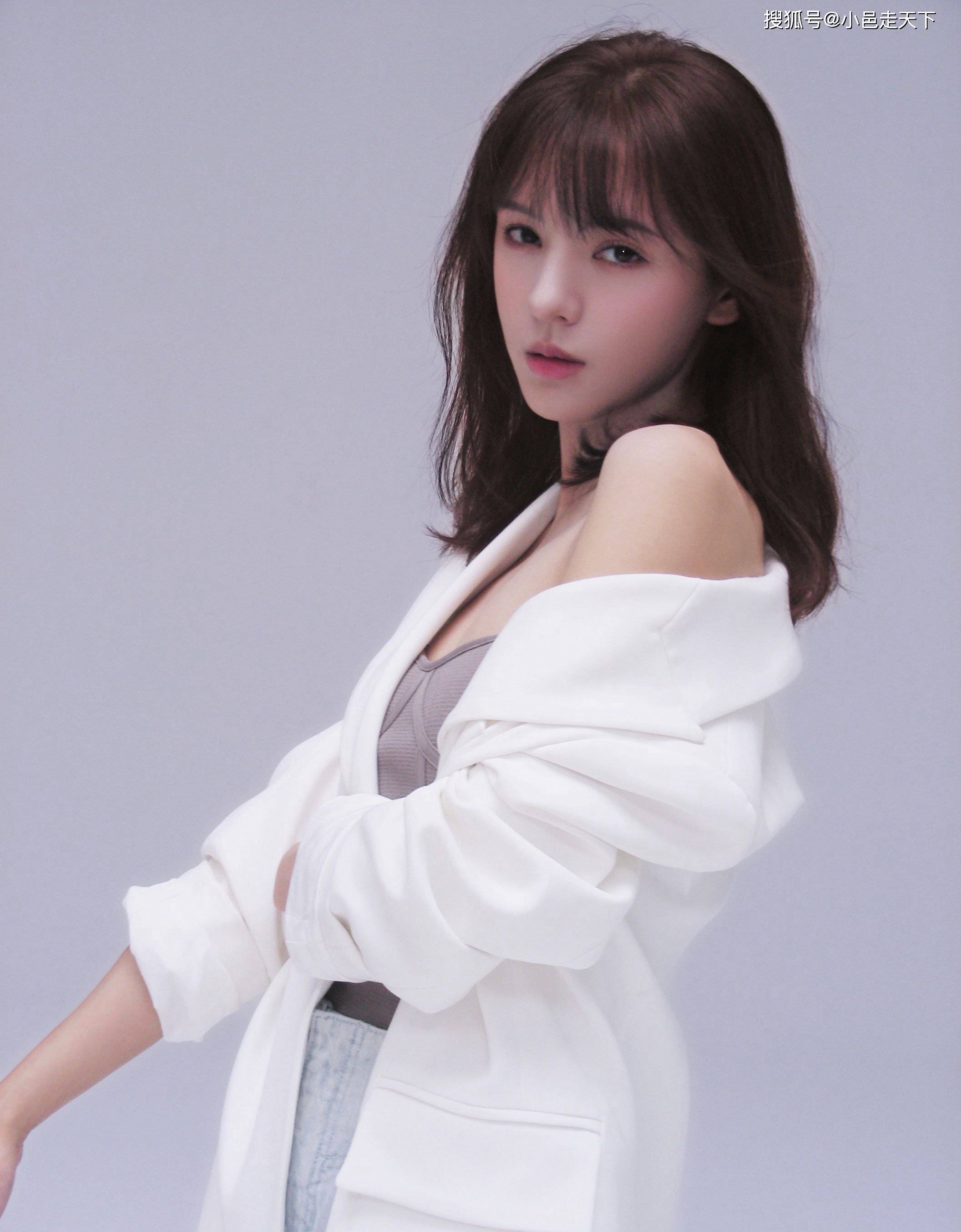 外套 张予曦白色外套动人写真