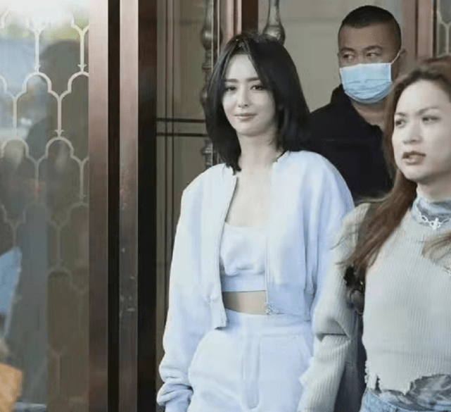 佟丽娅 佟丽娅这次“装嫩”终于顺眼了！穿女团装没翻车，剪短发太年轻