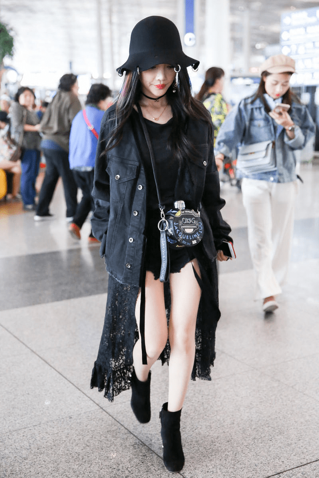 李小璐 李小璐依旧钟爱嘻哈风，黑色外套里还搭长款蕾丝外套装酷，真高调