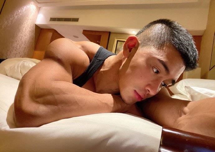 肌肉名媛健身上癮，天使級臉龐，鍛造出魔鬼般的身材，維度驚人！ 健身減肥達人 第1张
